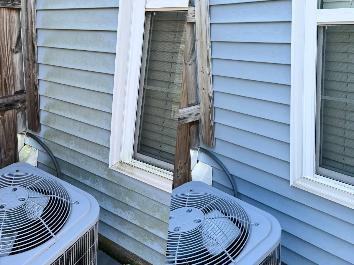 Before and after - vinyl siding soft wash Atlanta, GA